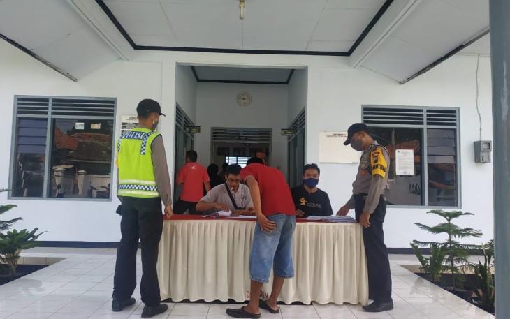 Kepolisian Sektor Limpung melakukan pengamanan pendistribusian Bantuan Sosial Non Tunai (BSNT) di desa Babadan kecamatan Limpung kabupaten Batang. Sabtu, (7/11/2020).