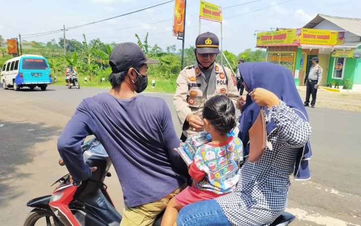 Kapolsek Tersono Polres Batang AKP Akhmad Almunasifi, SH. membagikan masker kepada warga  pengguna jalan yang melintas di jalan raya depan Mapolsek Tersono, Minggu (8/11/2020).   
