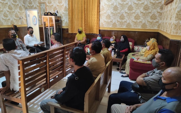 Kapolsek Gemuh AKP Abdulah Umar, SH. mengambil langkah untuk memanggil orang tua masing-masing anak,  Guru BP dan Kades atau Perangkat desa ke Polsek Gemuh. Senin, 9/11/2020