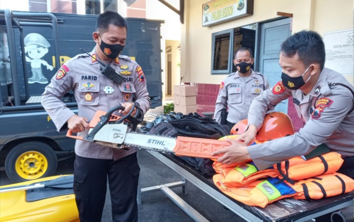 Tim Supervisi Dirsamapta Polda Jawa Tengah melakukan pengecekan sejumlah peralatan yang mendukung antisipasi maupun penanganan bencana di sejumlah titik rawan Kabupaten Batang.di Halaman Polres Batang, Rabu (11/11/2020).   