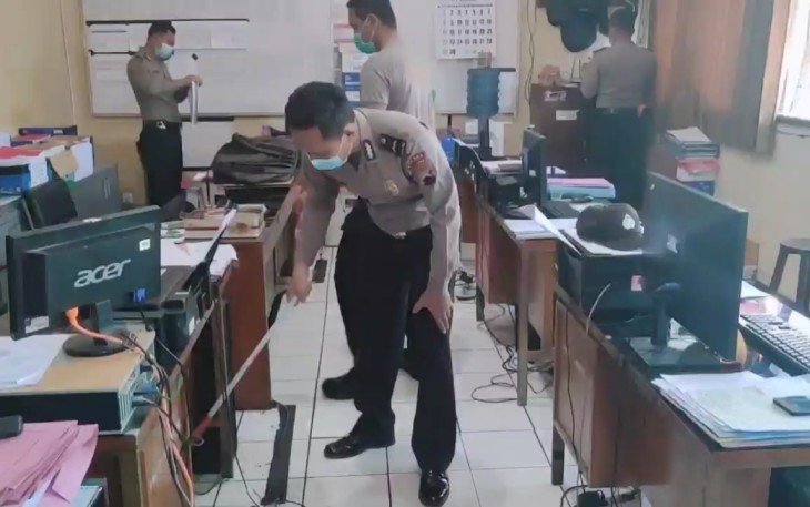 Polres Batang melaksanakan giat kebersihan  atau korve dan penyemprotan Disinfektan di Mako Polres dan Polsek jajaran.Selasa (10/11/2020). 