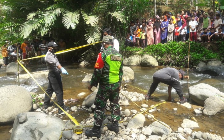 Koptu purnomo ( Babinsa ) berada di pinggir sungai Kitiran gegerkan warga Dukuh Prigi, Desa Kambangan, Kecamatan Blado, Kabupaten Batang, Senin (16/11/20) .