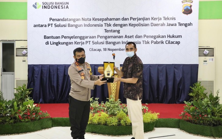 Kapolda Jateng hadiri Penandatanganan Nota Kesepahaman antara PT. SBI Tbk dengan Kepolisian Daerah Jawa Tengah tentang Bantuan Penyelenggaraan Pengamanan Aset dan Penegakan Hukum di Lingkungan kerja PT SBI Tbk Pabrik Cilacap dan Pedoman Kerja Teknis (PKT) PT SBI Tbk. Rabu, (18/11/2020).