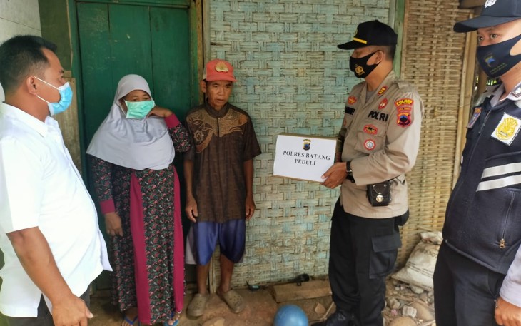 Kapolsek Tersono Polres Batang AKP Akhmad Almunasifi didampingi Wakapolsek Iptu Wargo dan Bhabinkamtibmas menyerahkan paket sembako pada Turiyah dan Samsiyah. Rabu, (18/11/2020) 