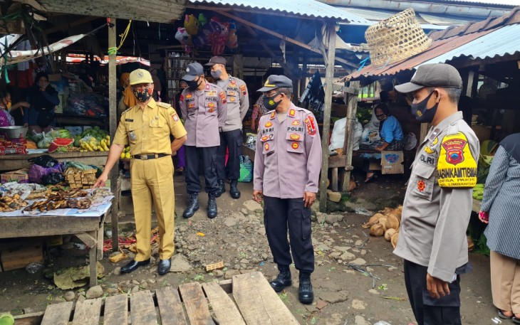 Kapolsek Limbangan AKP Asri dan Camat Limbangan Widodo, S.Sos dan petugas gabungan  melaksanakan operasi yustisi di pasar,  Limbangan. Senin, 23/11/2020.