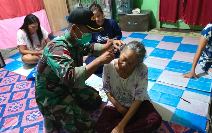 Satgas pamtas RI- Malaysia Yonif 407/PK Berikan Pelayanan Kesehatan terhadap masyarakat di Desa Badau, Kecamatan Badau, Kabupaten Kapuas Hulu, Provinsi Kalimantan Barat, Kamis (26/11/2020).