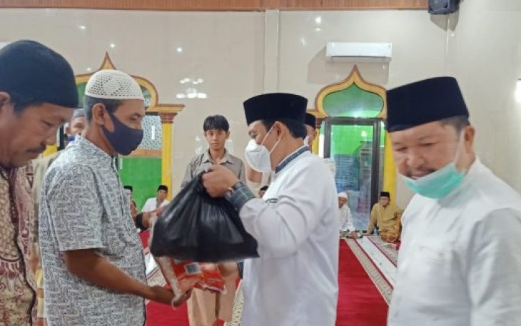 Plt Walikota Bengkulu Dedy Wahyudi Saat Menyerahkan Bantuan Sembako Kepada Guru Ngaji Rubiyah dan Penggali Kubur