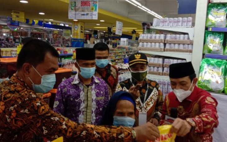 Plt Wali Kota Bengkulu Dedy Wahyudi Temani Janda Tua Belanja Gratis di Mall