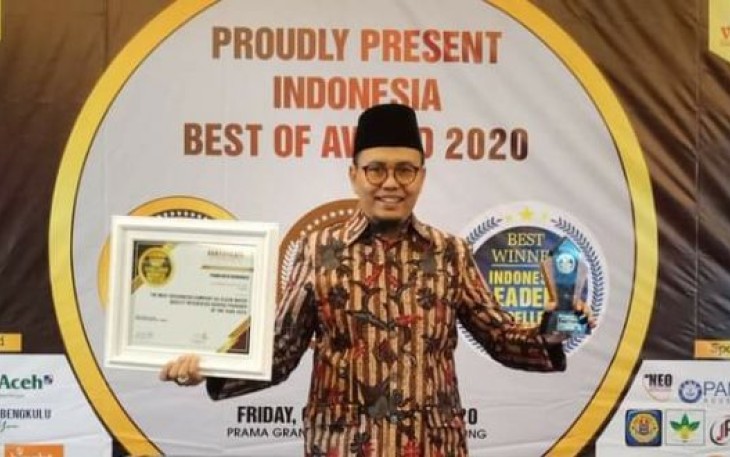 Direktur Perusahaan Daerah Air Minum Tirta Dharma Kota Bengkulu Sjobirin Hasan Menerima Penghargaan dari Indonesia Development Achievement Foundation 