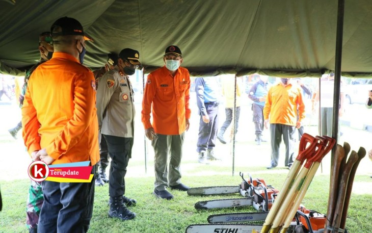 Pjs Bupati Blitar Budi Santosa (tiga dari kiri) Tinjau Piranti Antisipasi Bencana (foto : Faisal NR / Klik Warta) 