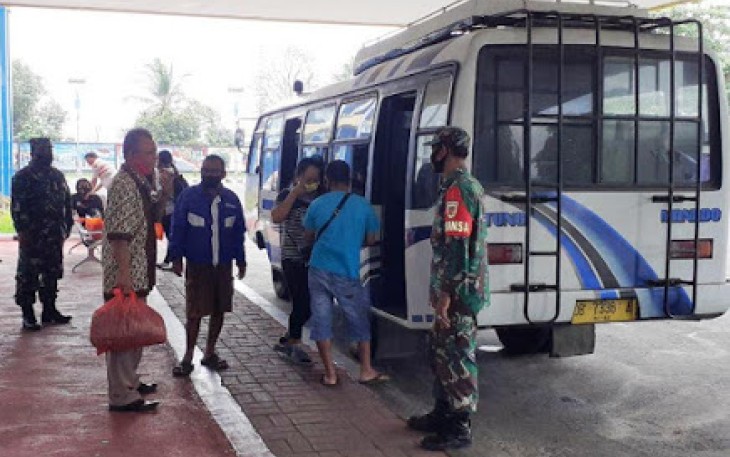 Prajurit Kodim 1310/Bitung Datangi Fasilitas Umum Lakukan Pendisiplinan Prokes