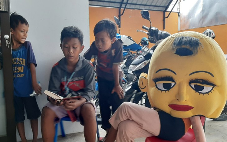 Harap Anak Dibalik Kostum Boneka Mampang