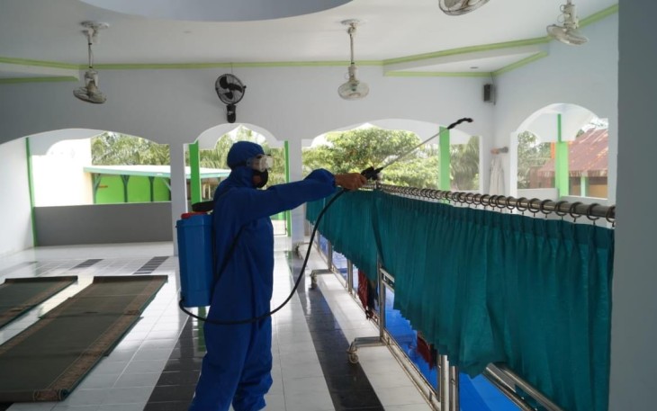 Sat Brimobda Polda Bengkulu Aktif Semprot Disinfektan di Fasilitas Umum