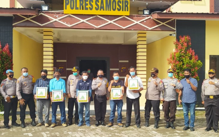 Foto Bersama Usai Pemberian Paket atau Bingkisan Kepada Insan Pers Dari Kapolres Samosir