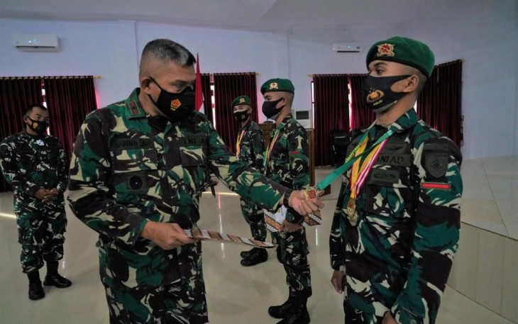 Danrem 143/HO Brigjen TNI Jannie A Siahaan Berikan Penghargaan 3 Prajurit Berprestasi
