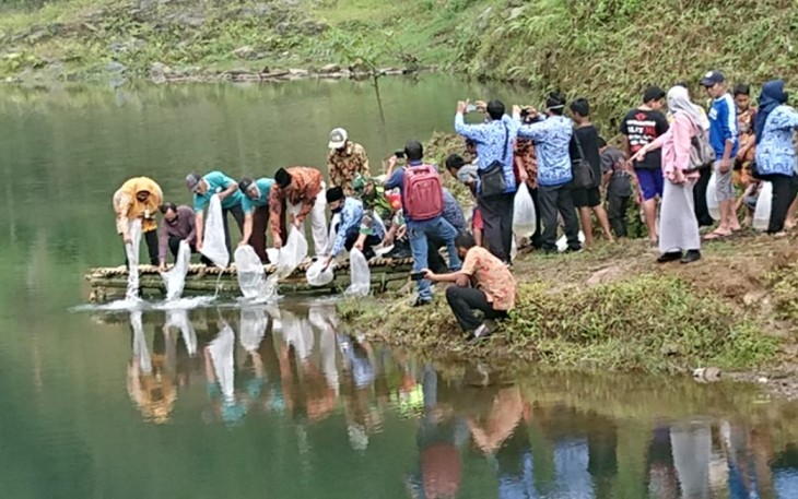 Desa Nglurup Resmikan Embung dan Tabur Benih Ikan Oleh Kepala Desa