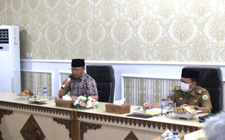Gubernur Bengkulu Rohidin Mersyah didampingi Sekretaris Daerah