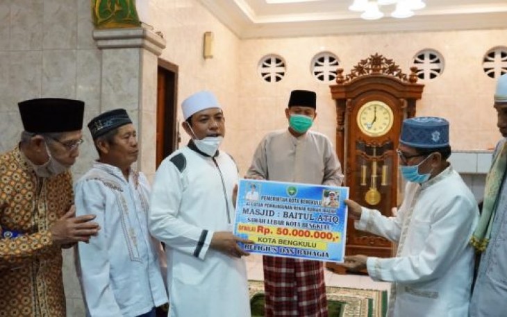  Plt Walikota Bengkulu Dedy Wahyudi Saat Menyerahkan Bantuan Dana Sebesar Rp 50 Juta Kepada Pengurus Masjid