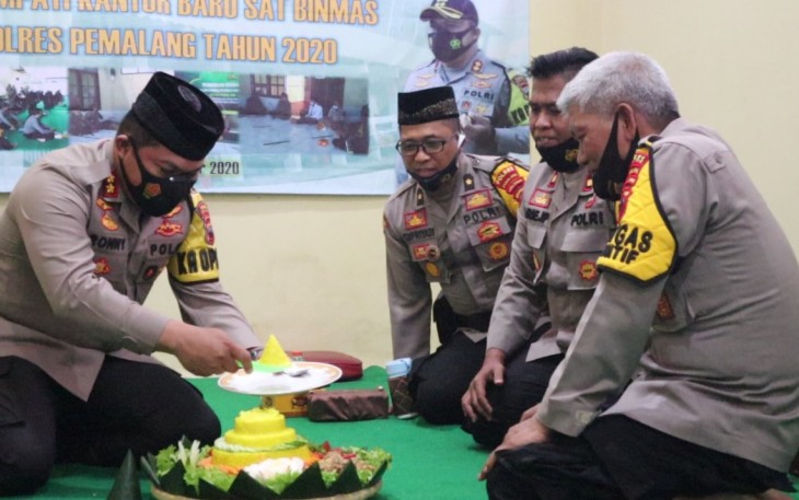 Polres Pemalang menggelar acara tasyakuran sekaligus doa bersama yang dipimpin oleh Kapolres Pemalang AKBP Ronny Tri Prasetyo Nugroho. Selasa (01/12) 