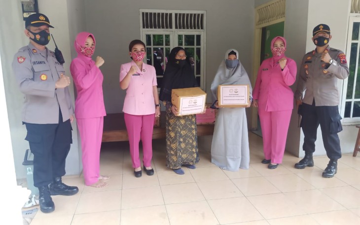 Ketua Bhayangkari Cabang Kendal Ibu Ine Rafhael Sandhy beserta pengurus dan Ketua Ranting Singorojo dan Boja  didampingi Kapolsek Singorojo IPTU Darwan SH. MH memberikan bantuan. Bantuan tersebut diterima oleh Istri korban Ibu Dyah Kusuma Lisa Dina. Rabu, 1/12/2020