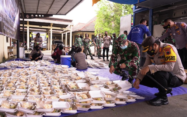 Kapolres Batang AKBP Edwin Louis Sengka dan Dandim 0736/Batang Letkol Arh. Yan Eka Putra memberikan semangat para petugas yang sedang mengolah bahan makanan di dapur umum bagi warga terdampak COVID-19 di Halaman belakang Mapolres Batang, Kamis (3/12/2020).
