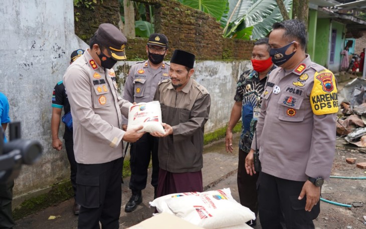 AKBP Edwin Louis Sengka menyambangi rumah Solikhin korban musibah kebakaran. Jumat (4/11/2020).