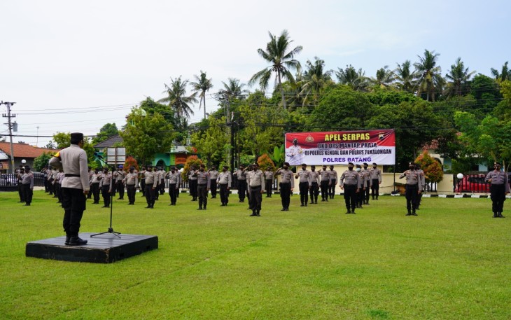 Kapolres Batang AKBP Edwin Louis Sengka saat memberikan pengarahan pada Apel Pergeseran Pasukan BKO Ops Mantap Praja di Halaman Mapolres Batang, Jumat (4/12/2020).