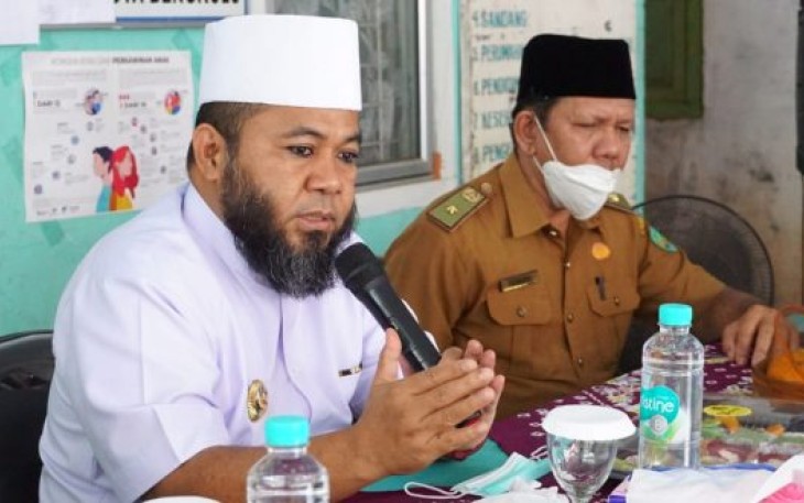 Walikota Bengkulu Helmi Hasan Saat Menyalurkan Bantuan Operasional dan Seragam Batik Gratis Untuk Tokoh Masyarakat dan Tokoh Agama di Kelurahan Pondok Besi