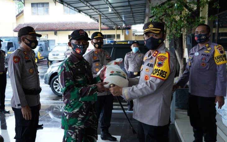 Kapolres Batang AKBP Edwin Louis Sengka menyerahkan bantuan beras 11 ton beras dari Mabes Polri kepada Polsek jajaran untuk disalurkan kepada masyarakat terdampak Covid-19 di Lobi Mapolres Batang  Senin (7/12/2020)