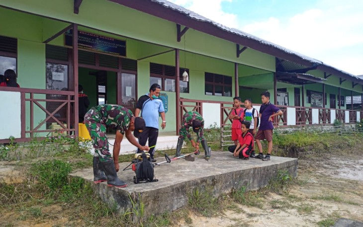 Satuan Tugas Pengamanan Perbatasan (Satgas Pamtas) RI-Malaysia Yonif 407/Padmakusuma melaksanakan Karya Bhakti Pembersihan dan Penyemprotan Disinfektan Disekolah
