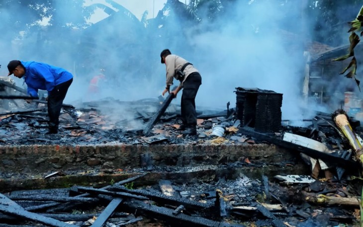 Rumah Milik Rusti (45) dan Carmin (70) Warga Dukuh Tempuran Desa Harjowinangun Barat kecamatan Tersono Kabupaten Batang ludes Terbakar 