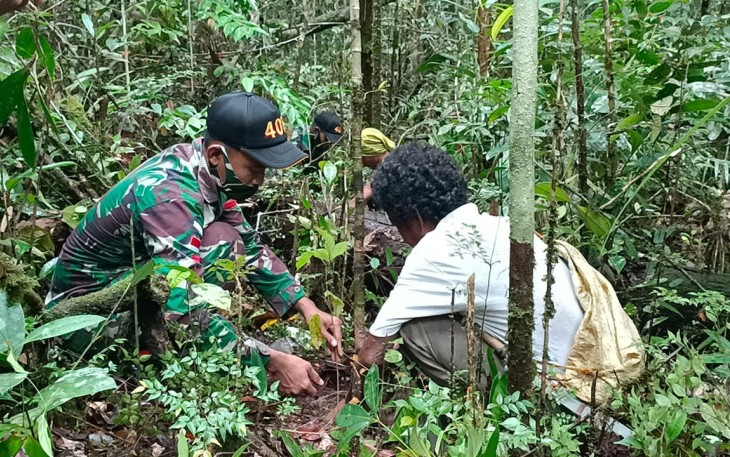 Satgas Pamtas RI-Malaysia Yonif 407/PK Pos Nanga Bayan Bersama UPT Kementerian Lingkungan Hidup dan Kehutanan Pontianak Serta Masyarakat Melaksanakan Reboisasi Penanaman Pohon 