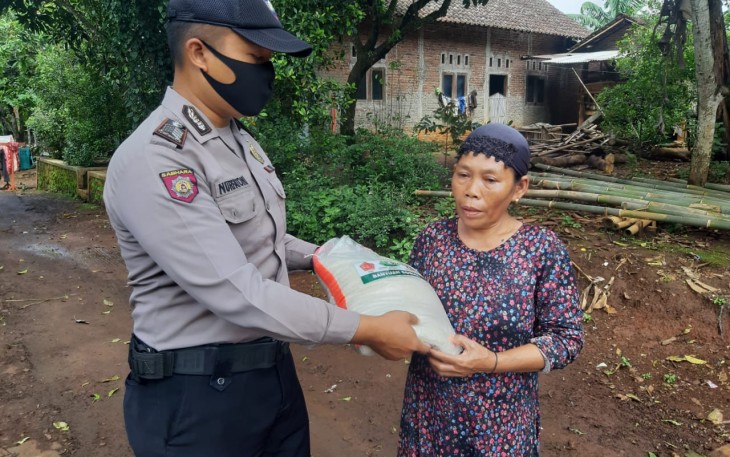 Jajaran Kepolisian Sektor (Polsek) Limpung Polres Batang Menyalurkan Bantuan Beras Dari Mabes Polri Untuk Warga Kurang Mampu Terdampak Covid-19 