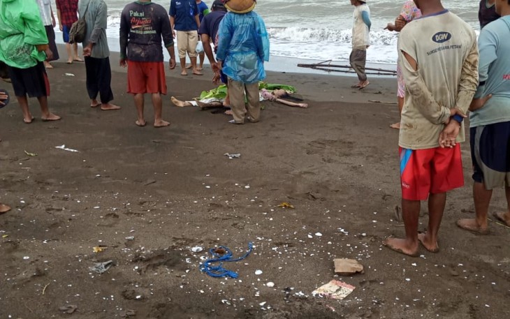 Warga Menemukan Mayat Perempuan Dibibir Pantai Sendangsikucing Kecamatan Rowosari Kabupaten Kendal