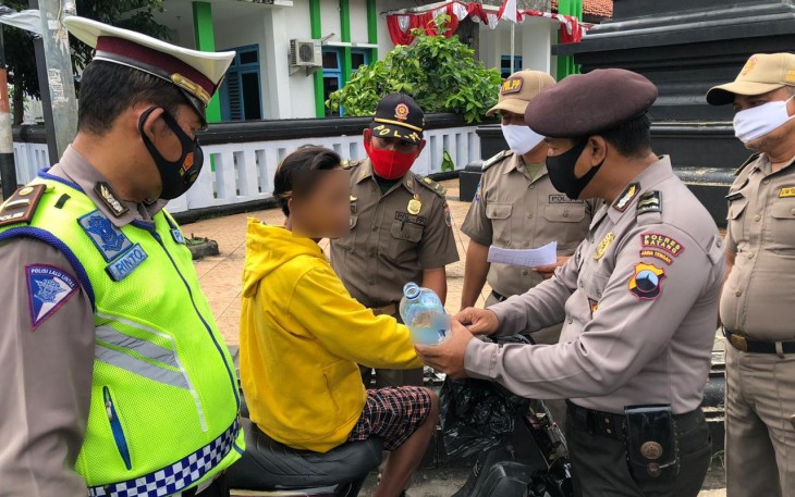 Operasi Yustisi yang digelar Personel gabungan dari Kepolisian Resor (Polres) Batang dan Satuan Polisi Pamong Praja kabupaten Batang mendapati seorang pengendara sepeda motor yang membawa minuman keras yang dimasukan dalam botol bekas air mineral Senin (14/12/2020)    