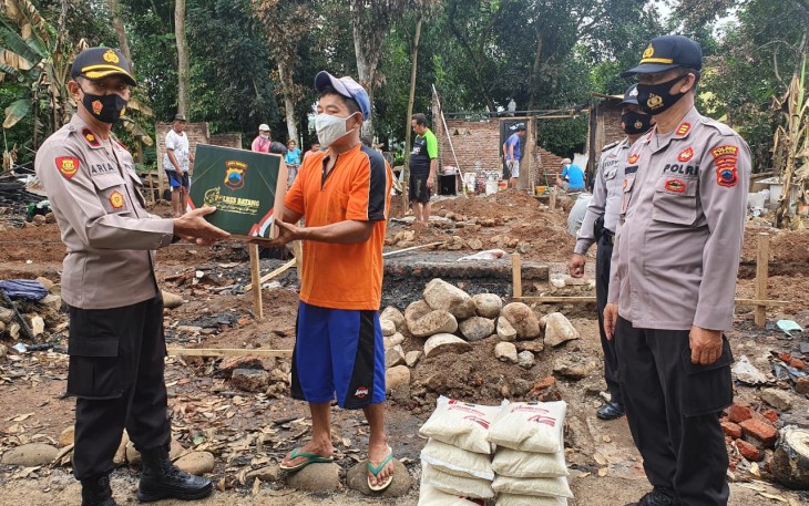 Kepolisian Resor Batang melalui Polres Batang Peduli menyerahkan bantuan untuk korban musibah kebakaran yang menimpa dua rumah warga di desa Harjowinangun Barat kecamatan Tersono kabupaten Batang Kamis (10/12/2020)