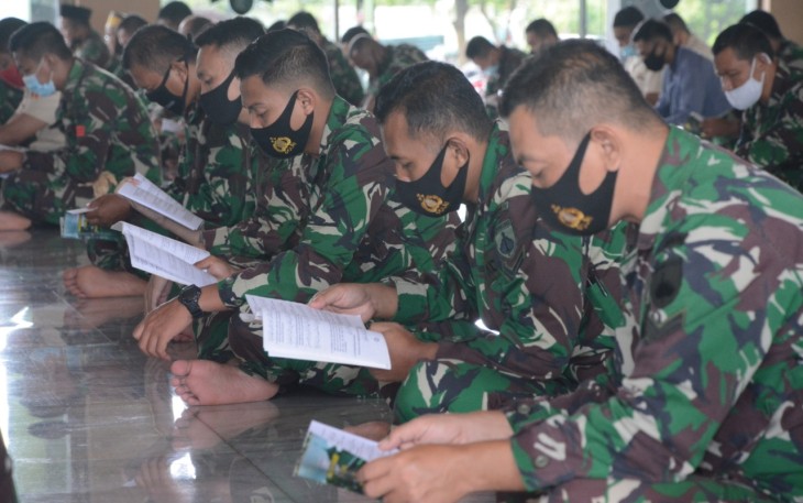 Para prajurit dan PNS Kodam IV/Diponegoro menggelar Doa Bersama di Masjid Al Firdaus, kompleks Makodam IV/Diponegoro, Jl. Perintis Kemerdekaan, Watugong, Selasa, (15/12).
