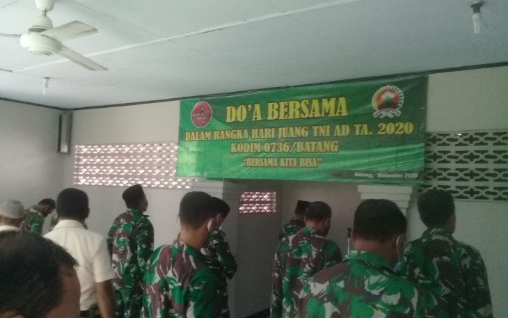 Komandan Kodim 0736/Batang Letkol Arh Yan Eka Putra menggelar doa bersama dalam rangka Hari Juang TNI - AD Tahun 2020, di Musholla Kodim Batang (15/12/2020).