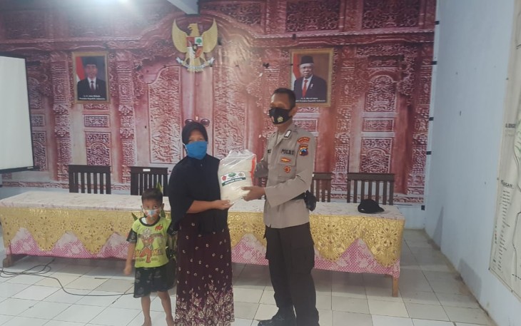 Kapolsek Wonotunggal Polres Batang IPTU Sayoko usai menyerahkan bantuan tersebut menyampaikan, bahwa telah kita salurkan bantuan beras 5 kilogram dari Mabes Polri Selasa (15/12/2020).