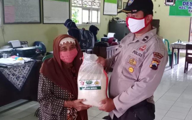 Polsek Warungasem Polres Batang distribusikan puluhan kilogram beras dari Mabes Polri untuk warga masyarakat yang terdampak pandemi COVID-19, Rabu (16/12/2020).