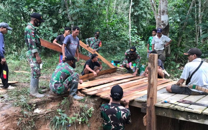 Satgas Pamtas RI-MLY Yonif 407/Padmakusuma, Pos Muakan bersama masyarakat melaksanakan kegiatan karya bhakti perbaikan jembatan yang rusak karena rapuh di Dusun Hilir RT 07/01 Desa Muakan Kecamatan Ketungau Hulu Kabupaten Sintang, Kalbar. Kamis (17/12/20)