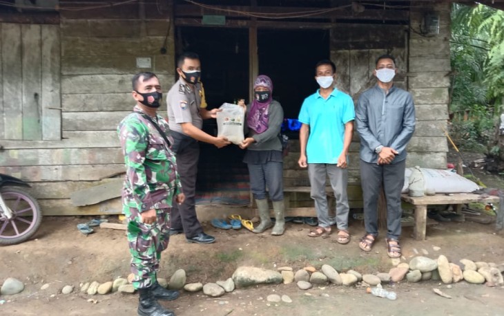 Ringankan Beban Warga Terdampak Pandemi Polda Bengkulu Kembali Bagikan Bantuan Beras