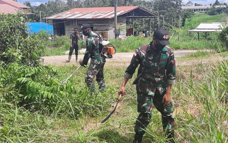 Satgas Pamtas RI-Malaysia Yonif 407/Padmakusuma, Pos Perumbang melaksanakan Karya Bhakti Pembersihan Lingkungan Sekitar Sekolah di SDN 04 Kurak Dusun Kekurak, Desa Kekurak Kecamatan Badau, Kabupaten Kapuas Hulu. Sabtu (19/12/20)