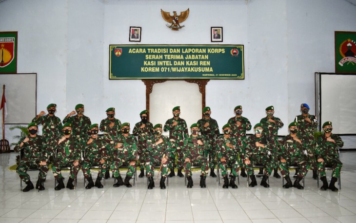 Danrem 071/Wijayakusuma Kolonel Inf Dwi Lagan Safrudin SIP Pimpin Acara Tradisi dan Laporan Korps Penyerahan Tugas dan Jabatan Kasiintel dan Serah Terima Jabatan Kasiren Korem 071/Wijayakusuma di Gedung Pertemuan
