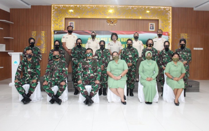 Danrem 072/PMK Brigjen TNI Ibnu Bintang Setiawan, S.I.P, M.M dan ibu Ketua Persit KCK Koorcab Rem 072 PD IV/Diponegoro ibu Christine Bintang mengikuti acara memperingati HUT ke 59 Kowad, peringatan ke 92 Hari Ibu Tahun 2020, Launching Smart Campus Unhani, Brilink dan Pertashop dengan Pimpinan  Kasad Jenderal TNI Andika Perkasa, S.E, M.A, M.Sc, M.Phil, Ph.D secara  Virtual di Ruang Manunggal Makorem 072/PMK. Selasa (22/12/2020)