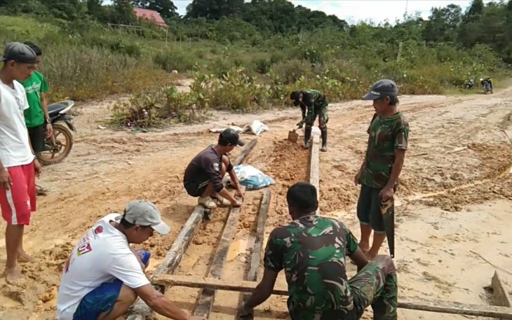 Pos Nanga Bayan Satgas Pamtas RI-MLY Yonif 407/PK bersama warga melaksanakan karya bhakti perbaikan jalan serta parit depan Gereja Nasrani (GPSK) jemaat PNIEL Desa Nanga Bayan Kecamatan Ketungau Hulu Kabupaten Sintang Kalbar (23/12/20)