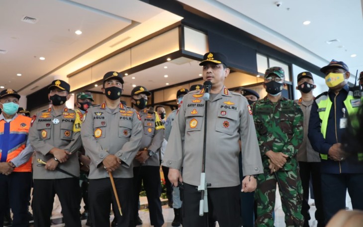 Wakapolri Komjen Pol Gatot Eddy Pramono Didampingi Kabaharkam Mabes Polri Komjen Pol Agus Andrianto Asops Kapolri Irjen Pol Imam Sugianto Kakorlantas Polri Irjen Istiono Karo Penmas Divisi Humas Polri Brigjen Rusdi Hartono Kapolda Banten Irjen Pol Drs Fiandar Danrem 064/My Brigjen TNI Gumuruh Winardjatmiko dan GM PT Asdp Merak Hasan Lessy Meninjau Pengamanan Libur Natal dan Tahun Baru di Pelabuhan Merak