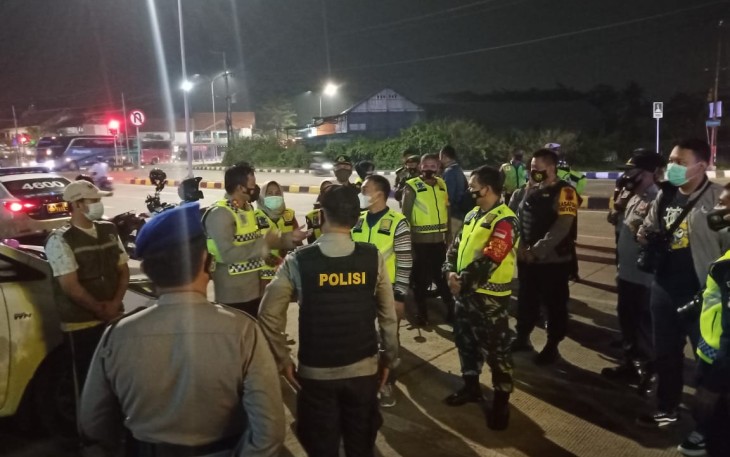Dandim Batang Letkol Arh Yan Eka Putra bersama Forkopimda melaksanakan patroli bersama digereja, pos pelayanan natal dan tahun baru yang ada di wilayah Kota Batang. Kamis (24/12/20) malam