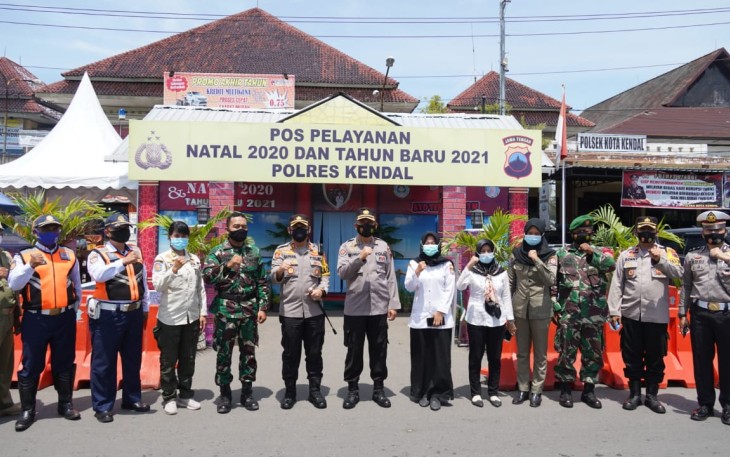Kabid Humas Polda Jateng Kombes Pol Iskandar Fitriana Sutisna SIk MSi Selaku Pamatwil Polda Jateng Wilayah Kabupaten Kendal dan Kabupaten Batang Melaksanakan Pengecekan Pos Pam Pengamanan Natal 2020 dan Tahun Baru 2021