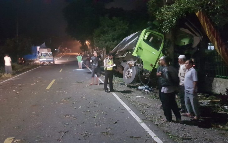 Foto truk tronton tabrak pohon mahoni depan Kantor Dinas Kesehatan kenagarian aia manggih Kecamatan Lubuk Sikaping Kabupaten Pasaman sekira pukul 04.20 (27/12/2020)